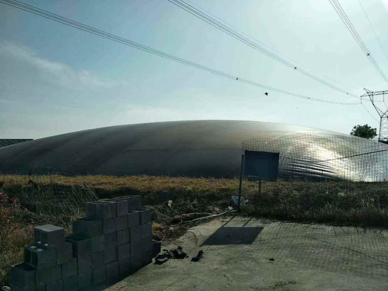 修筑完工的外圍堰鋪設(shè)土工膜表面一定要加寬嗎？
